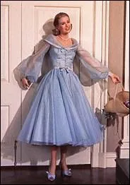 Dans quel film musical, dans lequel elle est entoure de Bing Crosby et de Frank Sinatra, Grace Kelly porte-t-elle cette jolie robe vaporeuse et lgre ?