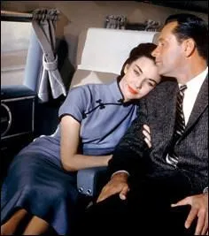 Dans quel film romantique Jennifer Jones joue-t-elle une doctoresse eurasienne qui tombe amoureuse d'un correspondant de guerre amricain ?