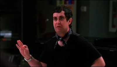 Saison 1 : Comment s'appelle le chorgraphe que le Glee club veut engager au dbut de la saison 1 ?