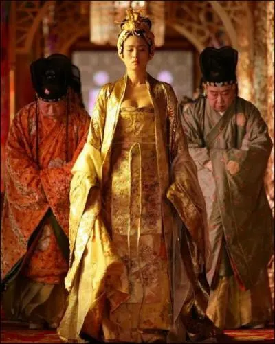 Dans quel film Gong Li est-elle une reine qui fomente un coup d'Etat contre son mari le roi ?