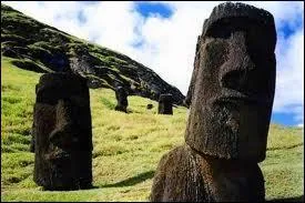 A quel pays l'le de Pques clbres pour ses statues gantes appeles moai appartient-elle ?