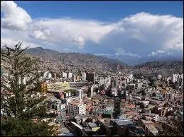 La Paz qui est la capitale la plus haute du monde est la capitale administrative de la Bolivie.