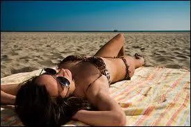 Bain de soleil : se traduit par :