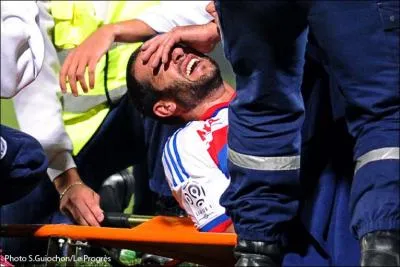 Malheureusement, Lisandro s'est bless en toute fin de match. Les rhodaniens devront faire face son indisponibilt pendant environ 4 semaines. De quoi souffre-t-il ?