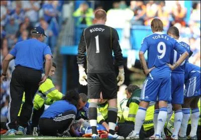 Chelsea a eu trs peur malgr sa victoire 3-1  domicile face  Norwich City. Didier Drogba est rest au sol, inerte, mais sans gravit. L'arbitre a d donner 11 minutes de temps additionnel.