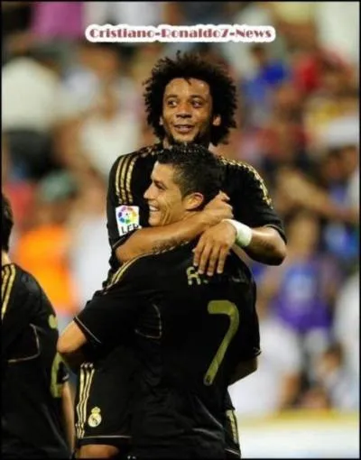 En Espagne  prsent, le Real Madrid a ralis un gros match face  Saragosse. Ils ont gagn le match 6-0 avec notamment un doubl de Karim Benzema.