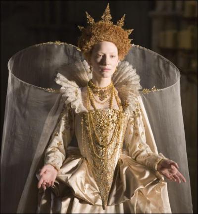 Dans quel film, dans lequel elle incarne une reine d'Angleterre dans la force de l'ge, peut-on apercevoir Cate Blanchett dans cette robe  la fois charge et arienne ?