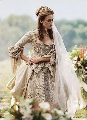 Dans quel film de la saga 'Pirates des Carabes' Keira Knightley porte-t-elle cette robe de mariage dore ?
