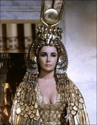 Dans quel film Liz Taylor porte-t-elle cette impressionnante parure toute en or ?