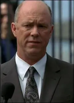 Ce personnage est l'un des 7 suspects de la liste de Jane, et il est aussi directeur du CBI. Comment s'appelle-t-il ?