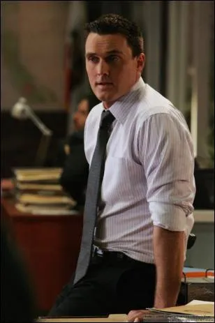 Quel est ce personnage faisant partie de l'quipe, et qui est tomb sous le charme de Grace Van Pelt dans la saison 2, et qui finit par se marier avec elle dans la saison 6 ?