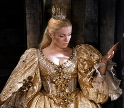 Dans quel film Catherine Deneuve porte-t-elle une robe couleur de soleil ?