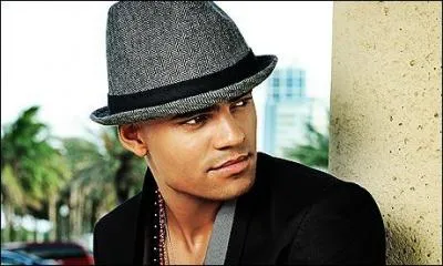 Comment s'appelle ce chanteur ?