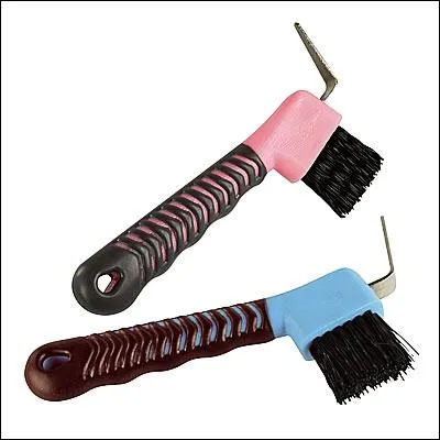 Comment s'appelle l'objet qui nous permet de nettoyer les sabots du cheval ?