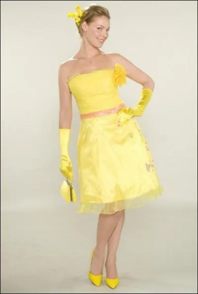 Dans quel film Katherine Heigl s'amuse-t-elle  essayer les multiples robes de sa penderie, dont celle-ci, devant un James Marsden sous le charme ?