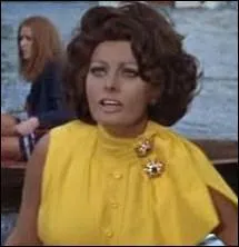 Dans quel film Sophia Loren aide-t-elle Gregory Peck, un expert en hiroglyphes,  s'enfuir aprs qu'il eut t fait prisonnier par un magnat du ptrole ?