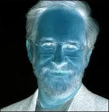 Il a l'air vieillot avec ses cheveux gris... Mais qui est-ce ?