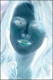 Elle est belle, elle est jeune... Qui est-ce ?