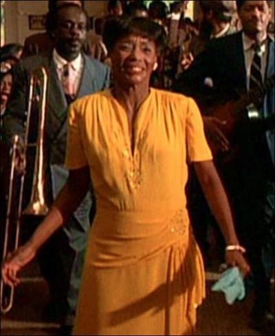 Dans quel film, racontant le destin de deux soeurs noires spares ds l'enfance au dbut du XXe sicle, Margaret Avery entame-t-elle un gospel endiabl dans cette robe jaune ?