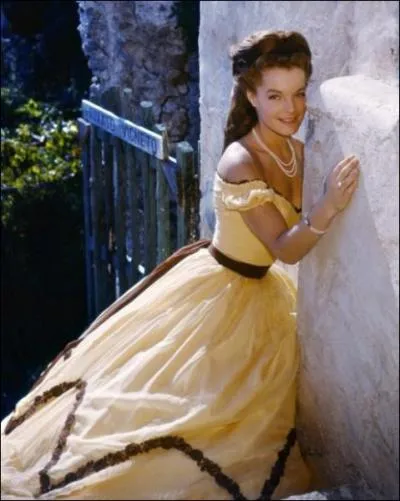 Dans quel film Romy Schneider porte-t-elle la plus belle robe de toute la saga Sissi ?
