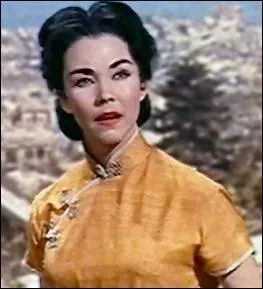 Dans quel film Jennifer Jones porte-t-elle cette robe chinoise de couleur jaune ?
