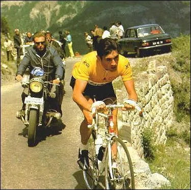 Quel est le surnom du coureur belge Eddy Merckx, quintuple vainqueur du Tour de France ?