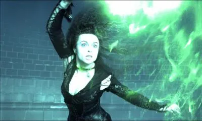Bellatrix Lestrange a tu sa nice Tonks pendant la bataille finale :