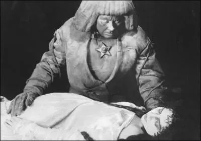 Encore un chef d'oeuvre du cinma expressionniste allemand. Film dans lequel un homme fabrique un monstre dans l'espoir d'en faire un esclave  son service et qui finit par se retourner contre lui.