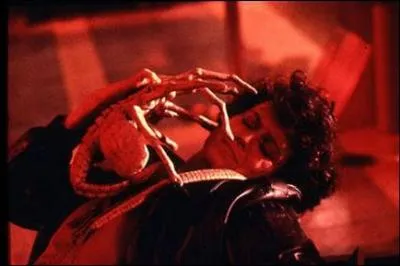 En 1979, Ridley Scott met en scne une crature extraterrestre qui tue l'quipage d'un vaisseau spatial. Le succs de ce film lui vaudra trois suites. C'est :