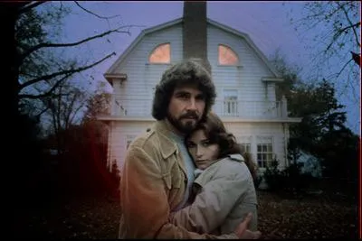 1979 marque le retour du film de maison hante avec ce film dont le point de dpart se base sur un fait divers rel qui s'est droul dans une maison sur Long Island. Ce film s'appelle :