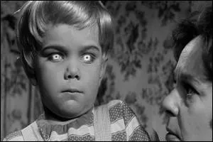 Toujours la mme anne, le ralisateur britannique Wolf Rilla filme une bourgade dans laquelle douze ttes blondes naissent au mme instant avec des intentions particulirement hostiles. C'est :