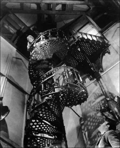 En 1963 Robert Wise signe probablement le meilleur film de maison hante jamais fait qui inspira mme Shining. Un faible remake (Hantise) en a t fait en 1999. Ce film s'appelle :