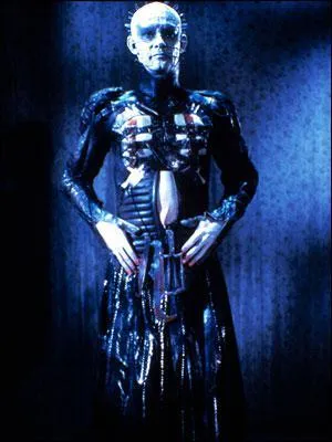 En 1987, Clive Barker adapte un de ses romans. Dans ce film, le 'monstre' a une gueule remplie d'aiguilles et une voix d'outre-tombe. C'est :