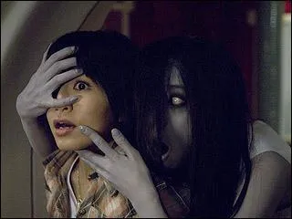 En 2003, Takashi Shimizu fait le remake de son Ju-on. C'est :