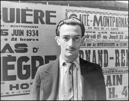 Quel grand peintre se fit exclure du mouvement surraliste  Paris en 1934 ?