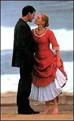 Dans quel film Kate Winslet embrasse-t-elle Christopher Eccleston, vtue d'une robe rouge, sur la plage ?