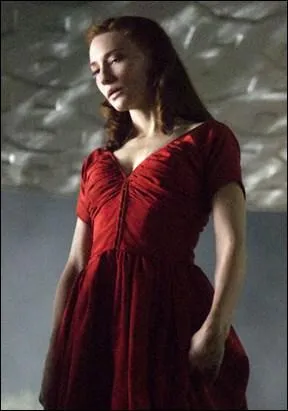 Dans quel film Cate Blanchett a-t-elle une scne trs poignante avec Brad Pitt, alors qu'elle est habille ainsi ?