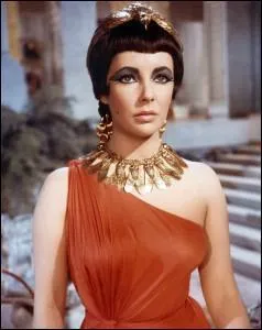 Dans quel film Liz Taylor interprte-t-elle une clbre reine ?