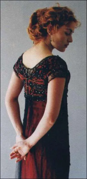 Dans quel film Kate Winslet tente-t-elle de se suicider en sautant du pont d'un bateau de luxe dans cette robe ?