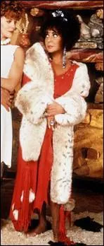 Dans quelle comdie prhistorique Liz Taylor fait-elle une apparition en manteau de fourrure ?