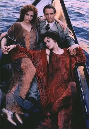 Dans quel film sorti en 1997 et adapt d'un roman de Henry James, Helena Bonham-Carter porte-t-elle cette longue robe rouge ?