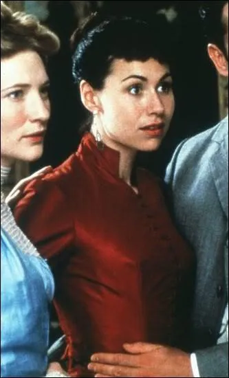 Dans quel film Minnie Driver porte-t-elle une robe rouge en satin entoure de Cate Blanchett et de Ruper Everett ?