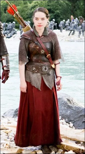 Dans quel film de high fantasy, Anna Popplewell porte-t-elle cette robe crue protge par une cte de maille ?
