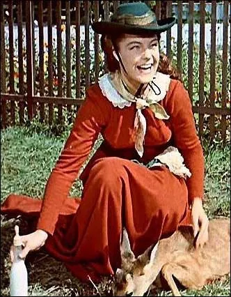 Dans quel film Sissi donne-t-elle le biberon  un faon dans cette robe rouge ?