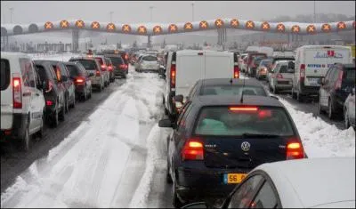Quelle ville, situe 14 km au sud de Rambouillet, est clbre pour son page autoroutier ?
