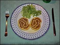 La fleischschnacka est une spcialit alsacienne compose de pte  nouilles et de farce compose de viande cuite. Traditionnellement de quoi doit tre accompagne la fleischschnacka ?