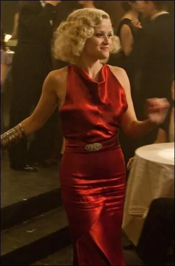 Et enfin, dans quel film Reese Witherspoon, amante d'un personnage jou par Robert Pattinson, porte-t-elle cette robe de satin ?