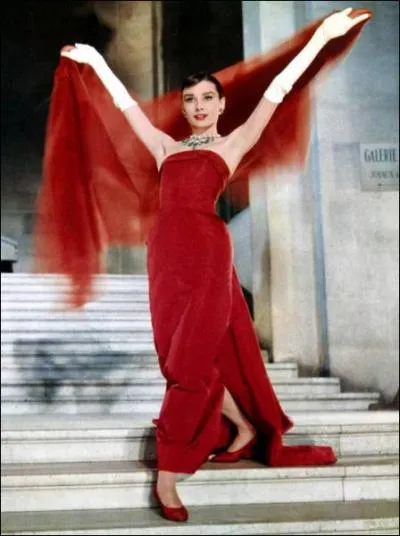 Dans quel film culte Audrey Hepburn descend-elle des escaliers dans cette robe bustier magnifique ?
