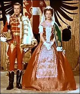 Quel est le vrai titre dans lequel Romy Schneider porte cette robe de princesse ?