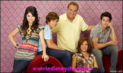 Dans 'Les sorciers de Waverly Place' quel est le prnom de son personnage ?
